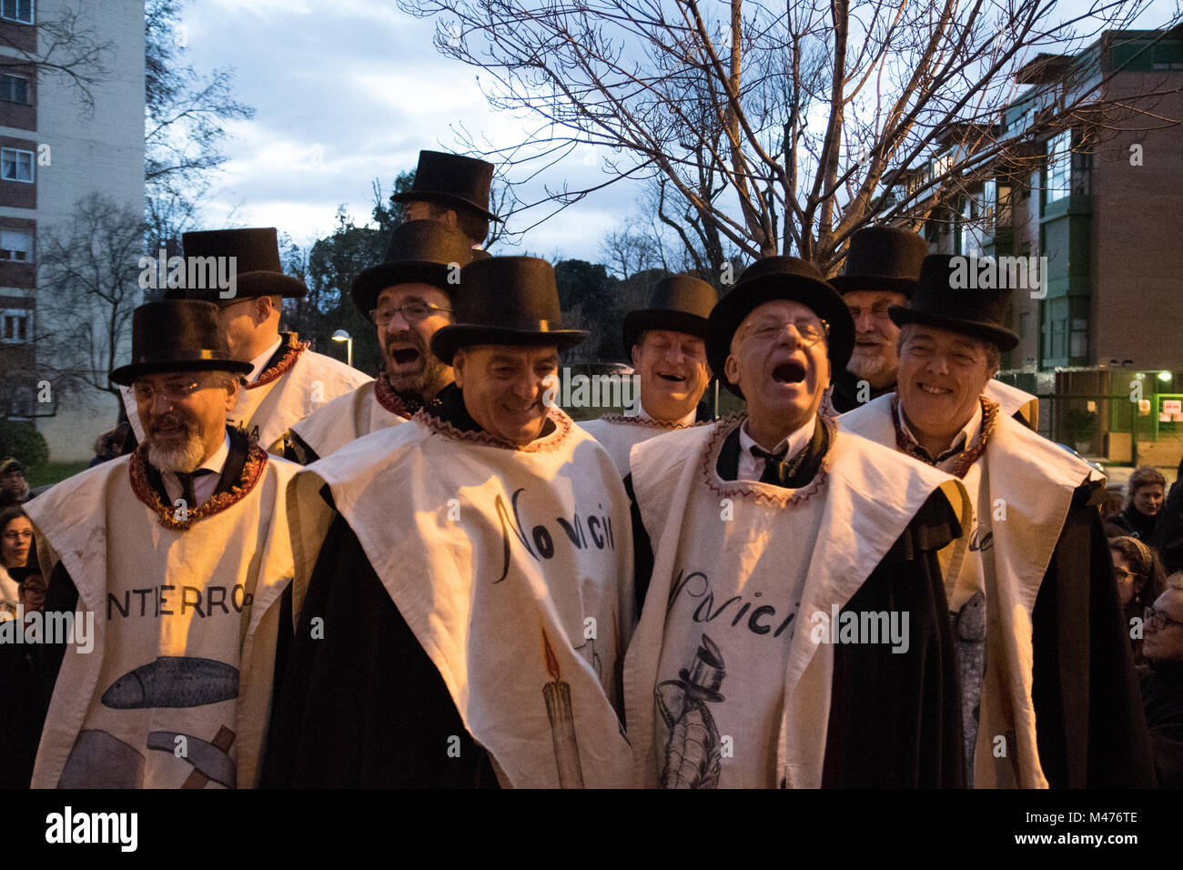 Madrid, Spagna. 14 Febbraio, 2018. Il debuttante membri della confraternita de 'La alegre cofradia del entierro de la sardina' prima della loro apertura come parte della Confraternita durante la parata del Funerale della sardina. © Valentin Sama-Rojo/Alamy Live News. Foto Stock