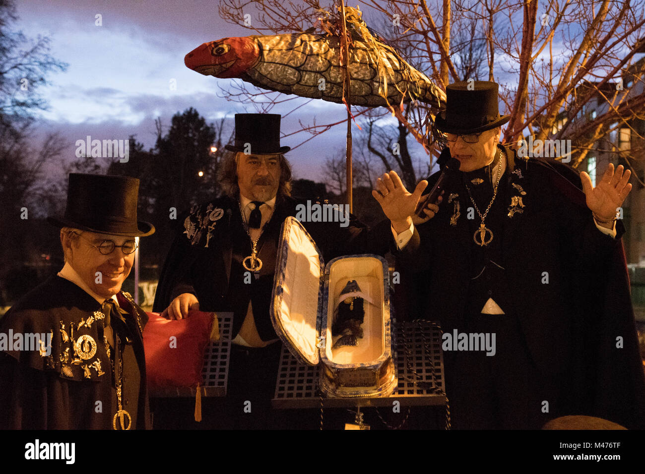Madrid, Spagna. 14 Febbraio, 2018. Membri della confraternita de 'La alegre cofradia del entierro de la sardina' pregando per le sardine durante la parata del Funerale della sardina. © Valentin Sama-Rojo/Alamy Live News. Foto Stock