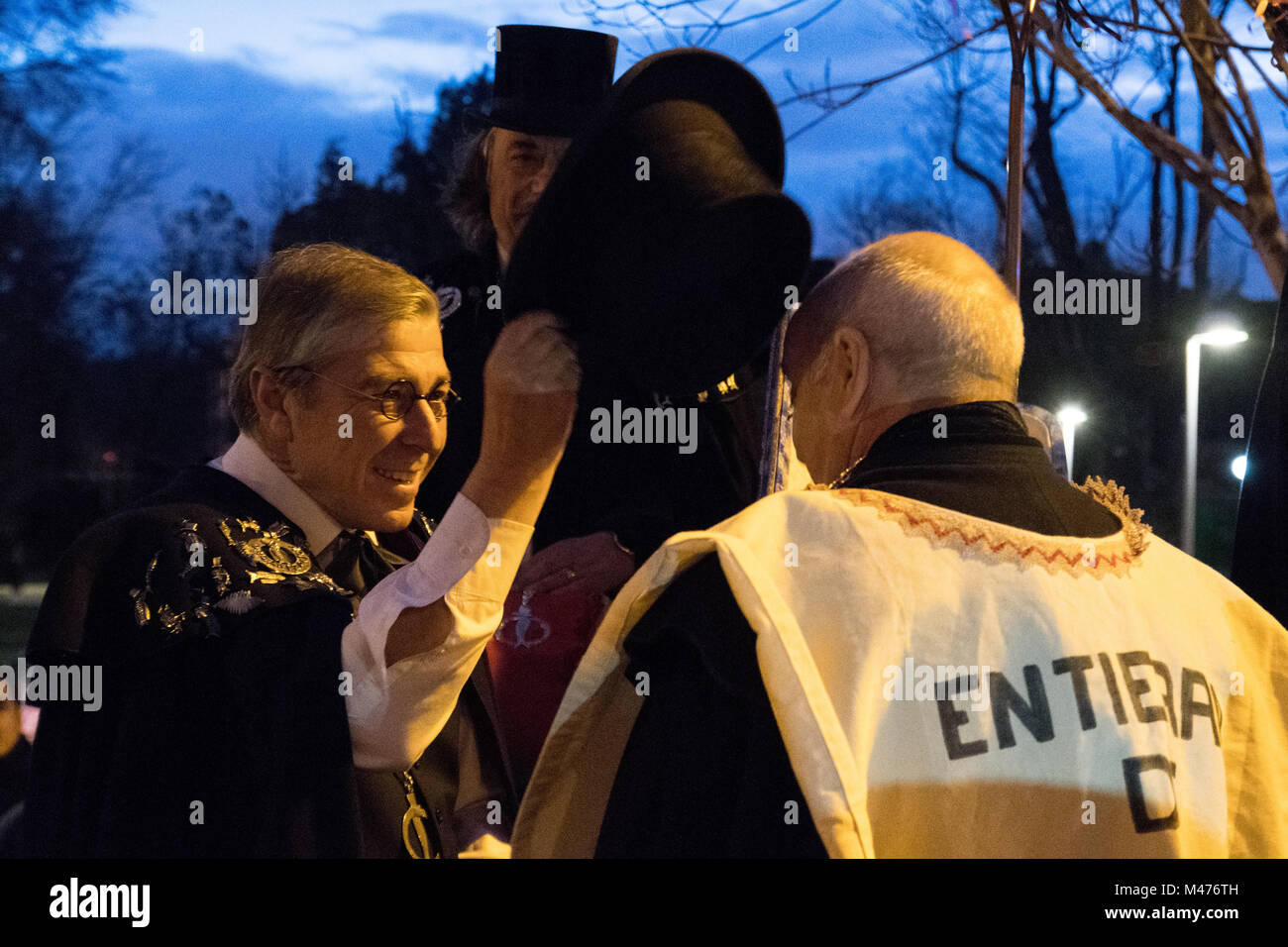 Madrid, Spagna. 14 Febbraio, 2018. Presidente della Fraternità di 'La alegre cofradia del entierro de la sardina' (L) di denominazione di un novizio come una parte della fratellanza con un colpo con il top hat durante la parata del Funerale della sardina. © Valentin Sama-Rojo/Alamy Live News. Foto Stock