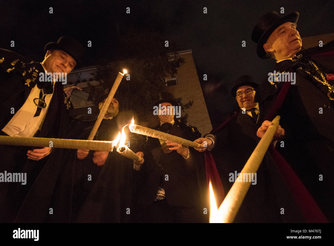 Madrid, Spagna. 14 Febbraio, 2018. Membri della confraternita de 'La alegre cofradia del entierro de la sardina" torce di illuminazione durante la parata del Funerale della sardina. © Valentin Sama-Rojo/Alamy Live News. Foto Stock