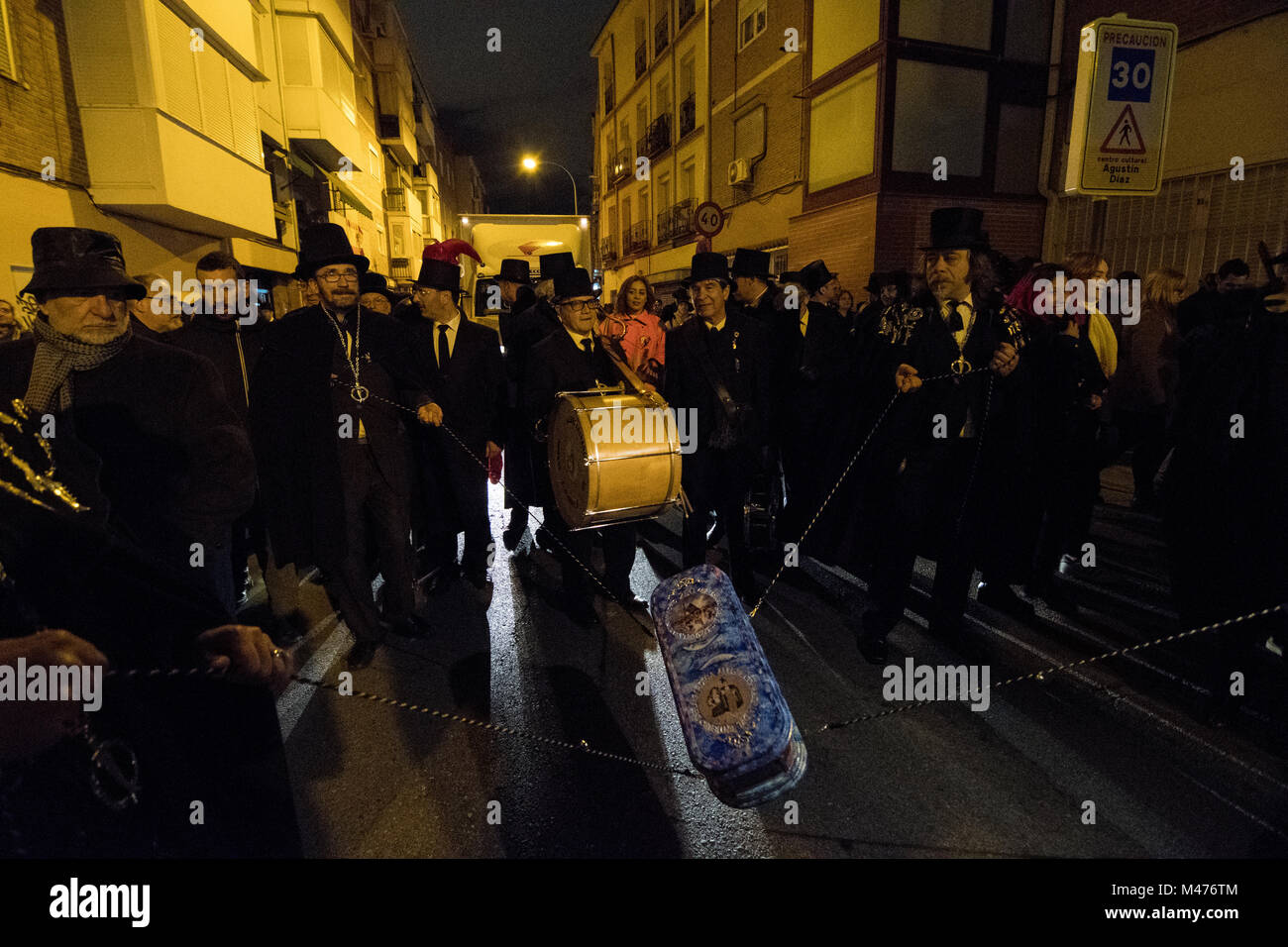 Madrid, Spagna. 14 Febbraio, 2018. Membri della confraternita de 'La alegre cofradia del entierro de la sardina' che portano la bara della sardina durante la parata del Funerale della sardina. © Valentin Sama-Rojo/Alamy Live News. Foto Stock