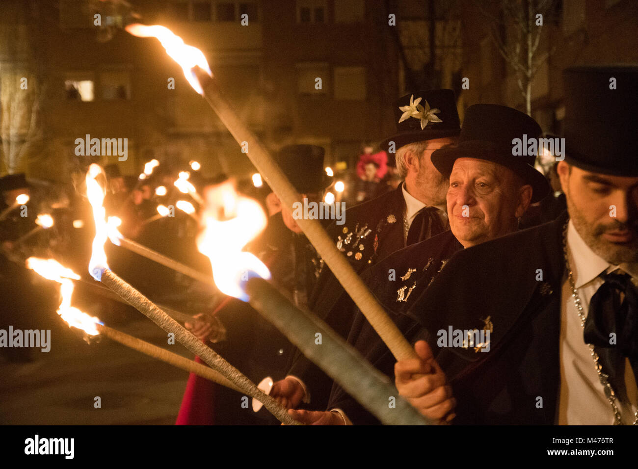 Madrid, Spagna. 14 Febbraio, 2018. Membri della confraternita de 'La alegre cofradia del entierro de la sardina' che portano le torce durante la parata del Funerale della sardina. © Valentin Sama-Rojo/Alamy Live News. Foto Stock