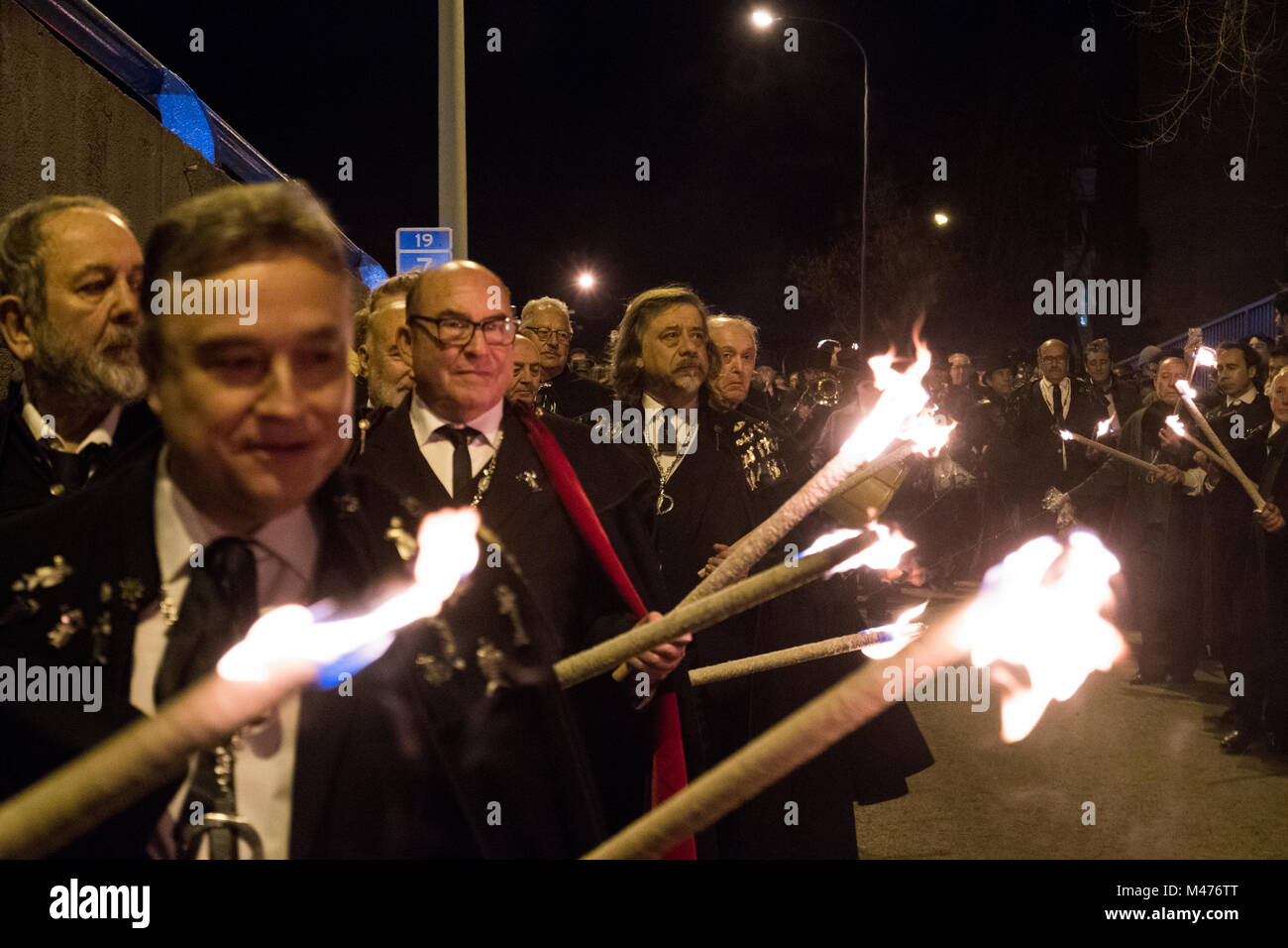 Madrid, Spagna. 14 Febbraio, 2018. Membri della confraternita de 'La alegre cofradia del entierro de la sardina' che portano le torce durante la parata del Funerale della sardina. © Valentin Sama-Rojo/Alamy Live News. Foto Stock