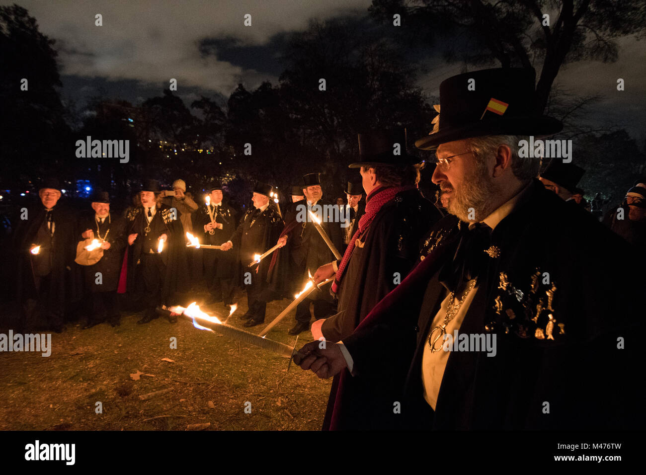 Madrid, Spagna. 14 Febbraio, 2018. Membri della confraternita de 'La alegre cofradia del entierro de la sardina' che portano le torce durante la parata del Funerale della sardina. © Valentin Sama-Rojo/Alamy Live News. Foto Stock