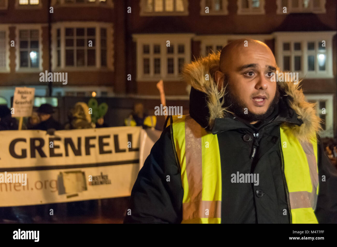 Londra, Regno Unito. Il 14 novembre 2018. Zeyad Cred, il principale organizzatore del mensile in silenzio a piedi viene intervistato prima del marzo inizia a. Essa segna 8 mesi poiché la torre Grenfell Fire e 8 mesi in cui le voci della comunità continuano ad essere ignorati. Mentre la precedente marche mensili sono state intorno alla zona di Grenfell, gli organizzatori hanno deciso di rendere la manifestazione più visibile da marciare da Kensington Town Hall lungo Kensington High Street prima di girare a nord per andare verso Grenfell. Il mese di marzo ha avuto luogo in costante pioggia. Sette mesi fa Theresa Maggio promesso tutti #Grenfell residenti verrebbero re Foto Stock