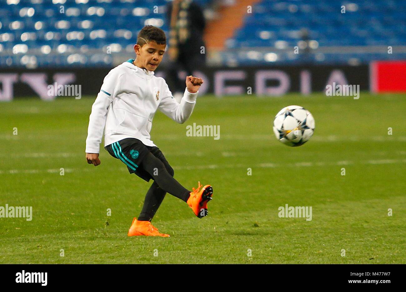 Cristiano junior, figlio di Cristiano Ronaldo, giocando sull'erba di  Santiago Bernabeu Stadium dopo la partita contro il Paris Saint Germain che  ha vinto il Real Madrid 3-1 con due obiettivi di Cristiano. (