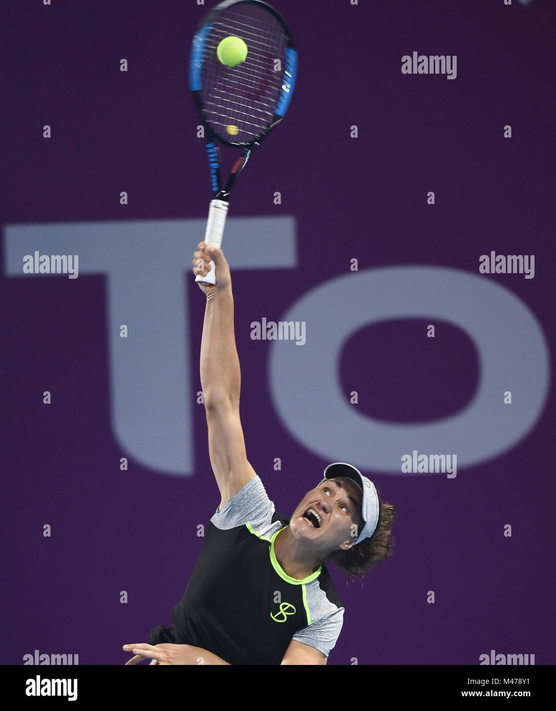 Doha in Qatar. Xiv Feb, 2018. Monica Niculescu della Romania serve durante il singolo della seconda partita contro Magdalena RYBARIKOVA della Slovacchia al 2018 WTA Qatar aprire a Doha, in Qatar, su 14 Febbraio, 2018. Magdalena RYBARIKOVA ritirato a causa di pregiudizio. Credito: Nikku/Xinhua/Alamy Live News Foto Stock