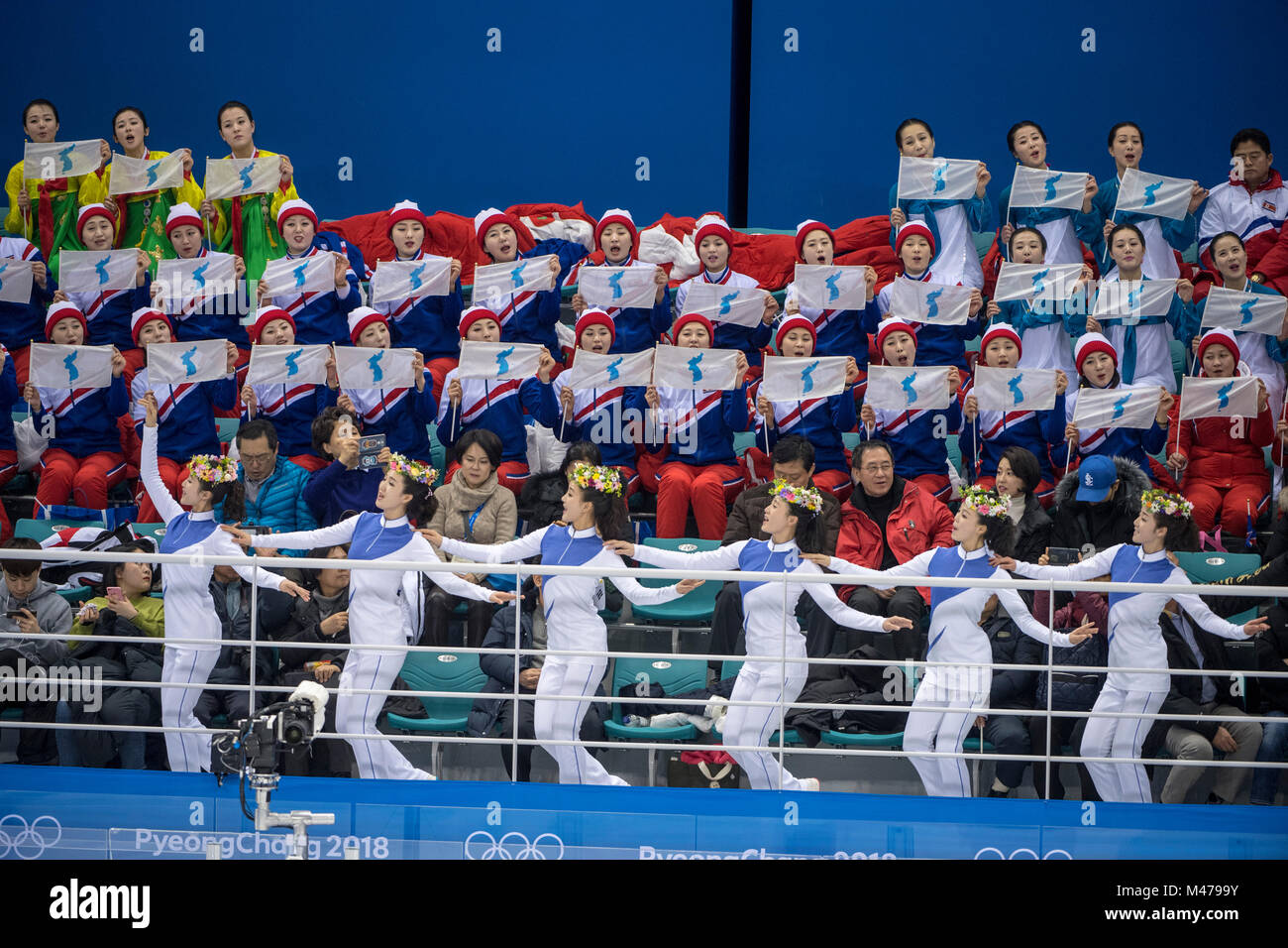 Nord coreano onda cheerleaders unified Korean flag, Hockey su ghiaccio, donne Turno preliminare - Gruppo B, Corea (COR) vs Giappone (JPN), 1-4, i Giochi Olimpici Invernali PyeongChang 2018, Kwandong Hockey Center, Corea del Sud il 14 febbraio 2018. Credito: Enrico Calderoni AFLO/sport/Alamy Live News Foto Stock