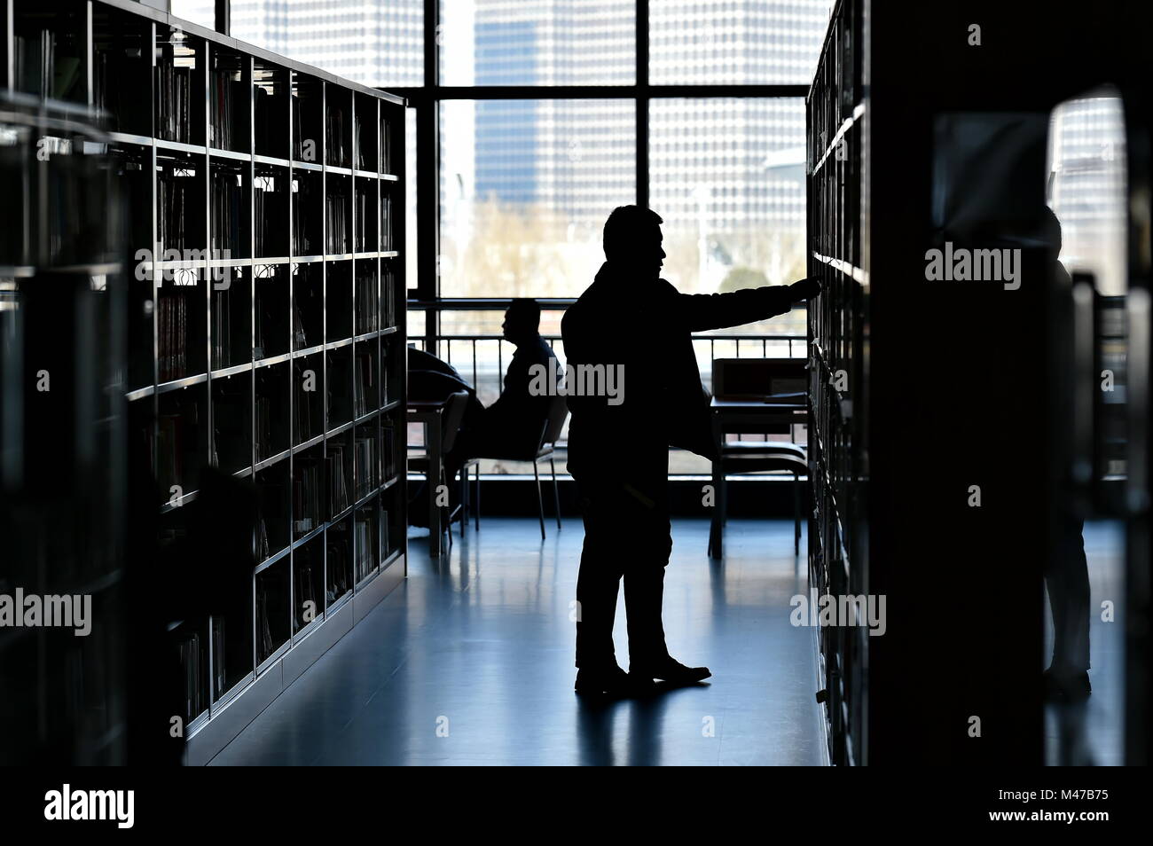 Taiyuan. 15 Feb, 2018. Un uomo sceglie libri di Shanxi biblioteca di Taiyuan, città capitale della Cina del nord della provincia dello Shanxi, Feb 15, 2018 il primo giorno del Festival di Primavera di vacanza. Credito: Cao Yang/Xinhua/Alamy Live News Foto Stock