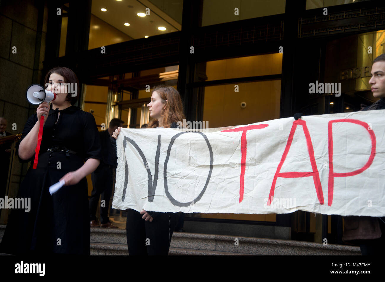 Londra, Regno Unito. Il 15 febbraio, 2018. La dimostrazione al di fuori della Banca europea per la ricostruzione e lo sviluppo per esigere che la banca si impegna a non investire nel Gasdotto transadriatico Pipeline (tocca). Il 17 febbraio 2018 la BERS si chiude la sua consultazione pubblica e di decidere se dare 500 milioni di euro per la pipeline che mira a portare il gas da Azerbijan verso l'Europa. Credito: Jenny Matthews/Alamy Live News Foto Stock