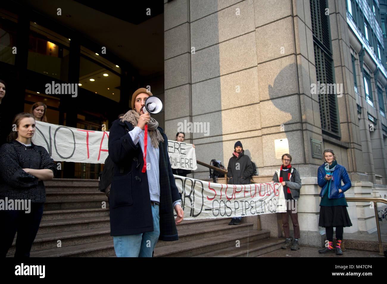 Londra, Regno Unito. Il 15 febbraio, 2018. La dimostrazione al di fuori della Banca europea per la ricostruzione e lo sviluppo per esigere che la banca si impegna a non investire nel Gasdotto transadriatico Pipeline (tocca). Il 17 febbraio 2018 la BERS si chiude la sua consultazione pubblica e di decidere se dare 500 milioni di euro per la pipeline che mira a portare il gas da Azerbijan verso l'Europa. Credito: Jenny Matthews/Alamy Live News Foto Stock