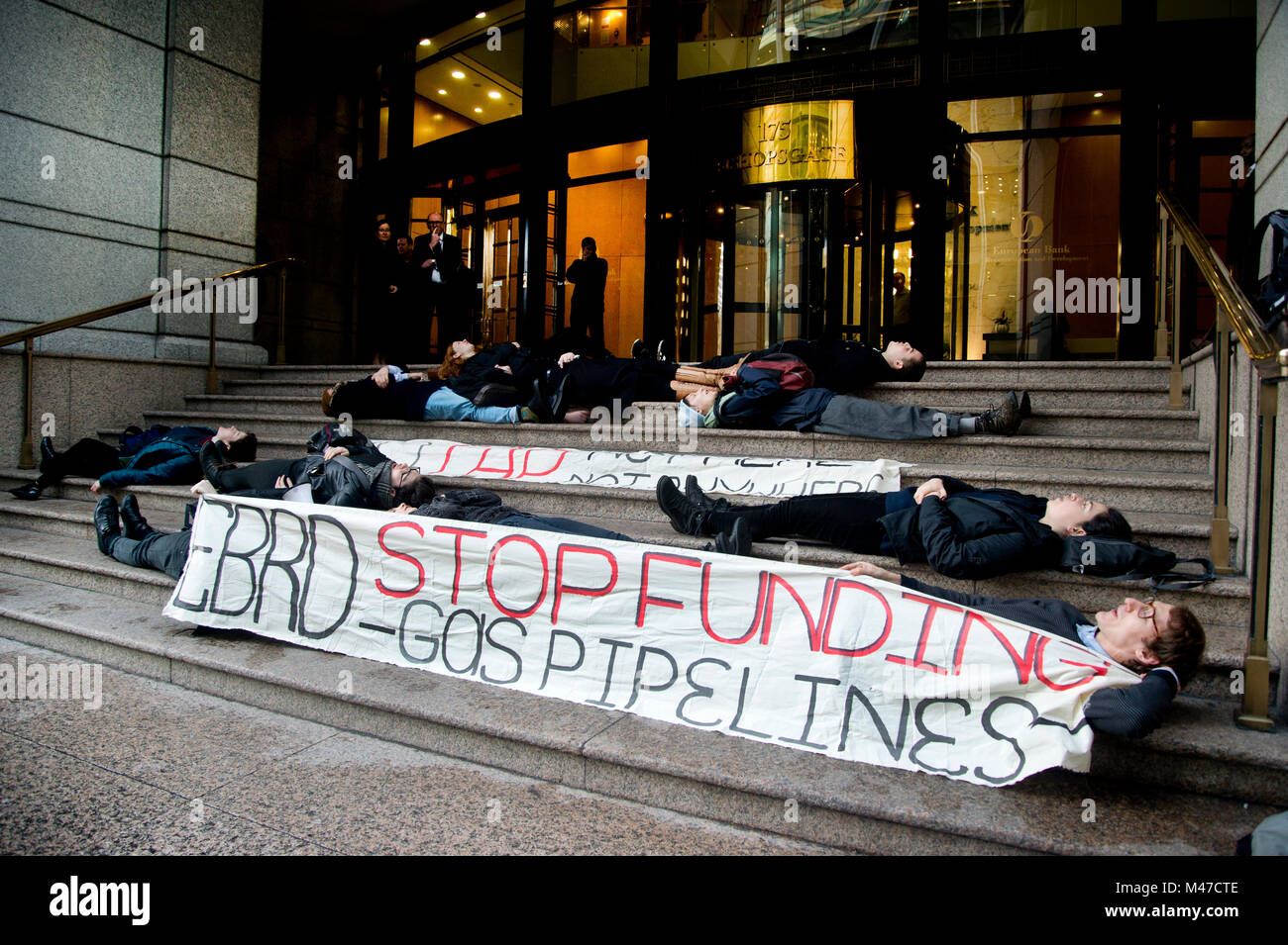 Londra, Regno Unito. Il 15 febbraio, 2018. La dimostrazione al di fuori della Banca europea per la ricostruzione e lo sviluppo per esigere che la banca si impegna a non investire nel Gasdotto transadriatico Pipeline (tocca). Il 17 febbraio 2018 la BERS si chiude la sua consultazione pubblica e di decidere se dare 500 milioni di euro per la pipeline che mira a portare il gas da Azerbijan verso l'Europa. Credito: Jenny Matthews/Alamy Live News Foto Stock