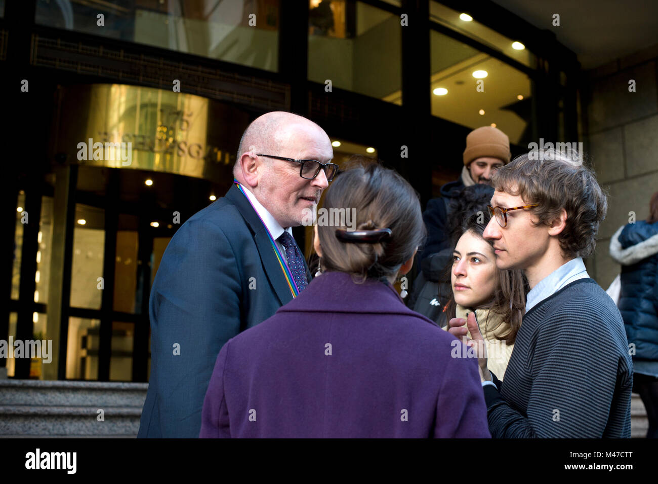 Londra, Regno Unito. Il 15 febbraio, 2018. La dimostrazione al di fuori della Banca europea per la ricostruzione e lo sviluppo per esigere che la banca si impegna a non investire nel Gasdotto transadriatico Pipeline (tocca). Il 17 febbraio 2018 la BERS si chiude la sua consultazione pubblica e di decidere se dare 500 milioni di euro per la pipeline che mira a portare il gas da Azerbijan verso l'Europa. Due manifestanti parlare con due rappresentanti della banca. Credito: Jenny Matthews/Alamy Live News Foto Stock