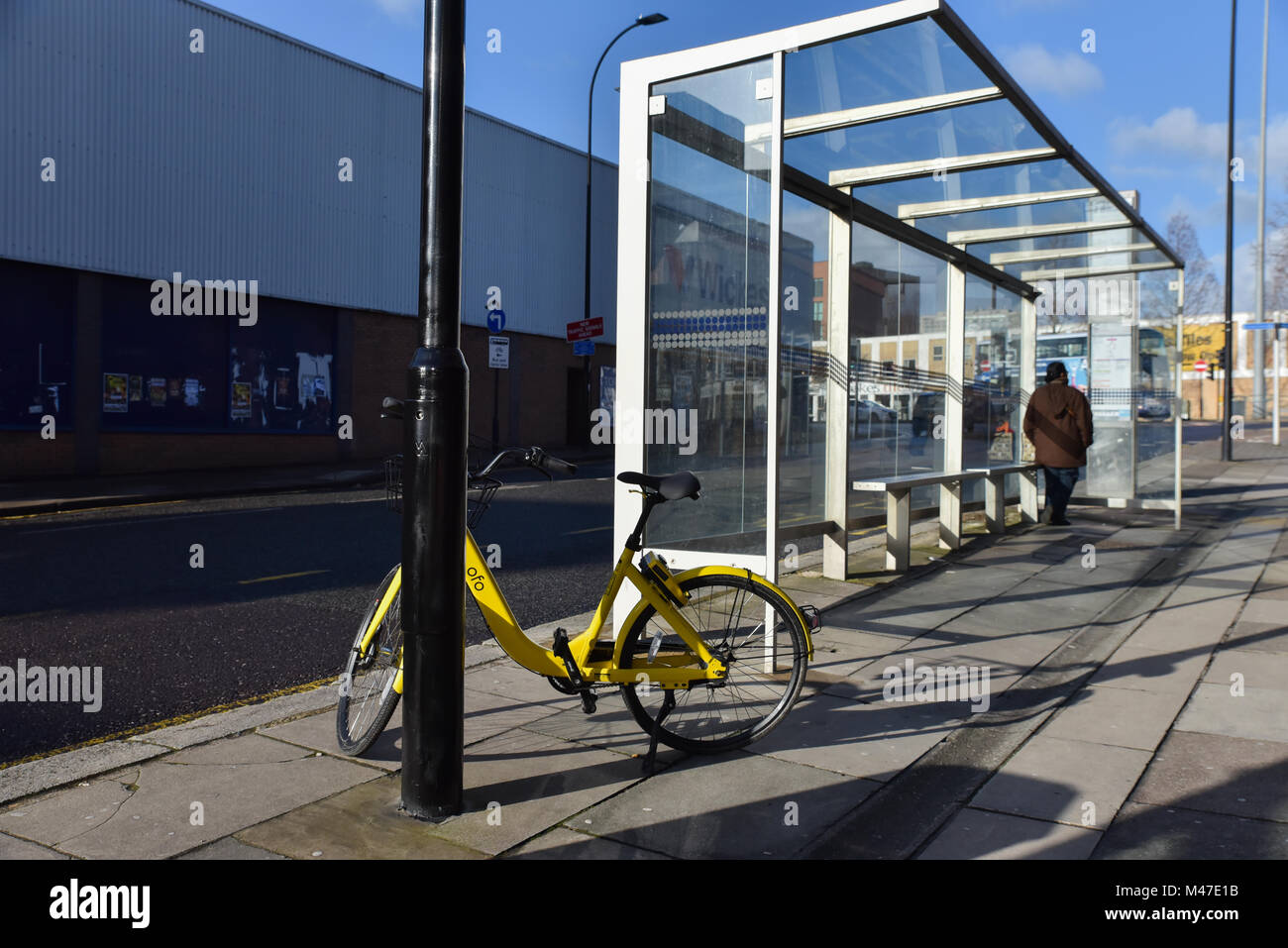 Sheffield South Yorkshire, Regno Unito. Il 15 febbraio 2018. Ofo avere 1.000 dockless biciclette a noleggio a Sheffield. Le biciclette ingaggiato tramite smartphone app a 50p per 30 minuti può essere visto in modo casuale a sinistra sulla città. Credito: Matteo Chattle/Alamy Live News Foto Stock