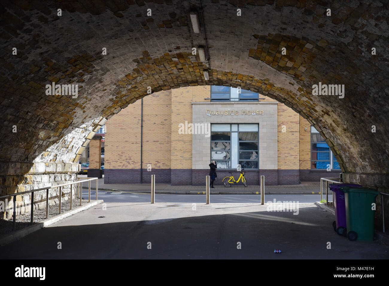 Sheffield South Yorkshire, Regno Unito. Il 15 febbraio 2018. Ofo avere 1.000 dockless biciclette a noleggio a Sheffield. Le biciclette ingaggiato tramite smartphone app a 50p per 30 minuti può essere visto in modo casuale a sinistra sulla città. Credito: Matteo Chattle/Alamy Live News Foto Stock