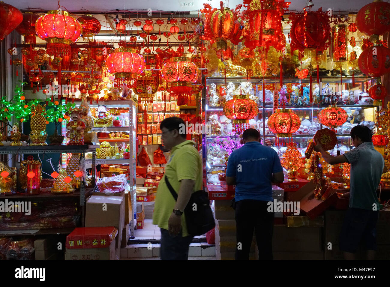 Uno di il negozio di Glodok, Jakarta, Indonesia sono state vendendo stoffe per il Capodanno cinese. Lampions rosso, rosso buste, e altro colore rosso degli animali erano in vendita. Foto Stock Uno di il negozio di Glodok, Jakarta, Indonesia sono state vendendo stoffe per il Capodanno cinese. Lampions rosso, rosso buste, e altro colore rosso degli animali erano in vendita. Foto Stock
