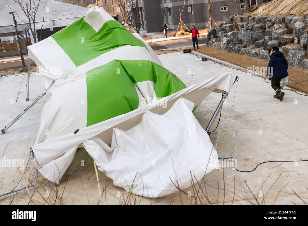 Gangneung, Corea del Sud. Xiv Feb, 2018. Una tenda distrutta dal forte vento che giace nella Media Village in Gangneung, Corea del Sud, 14 febbraio 2018. Credito: Pietro Kneffel/dpa/Alamy Live News Foto Stock