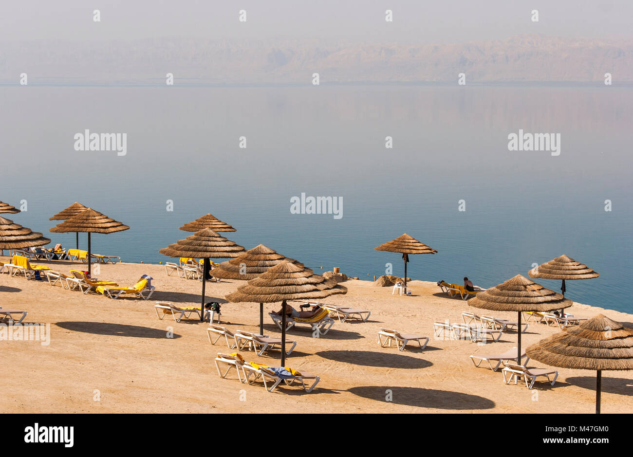 Spiaggia sul Mar Morto, uno del mondo saltiest lago Foto Stock