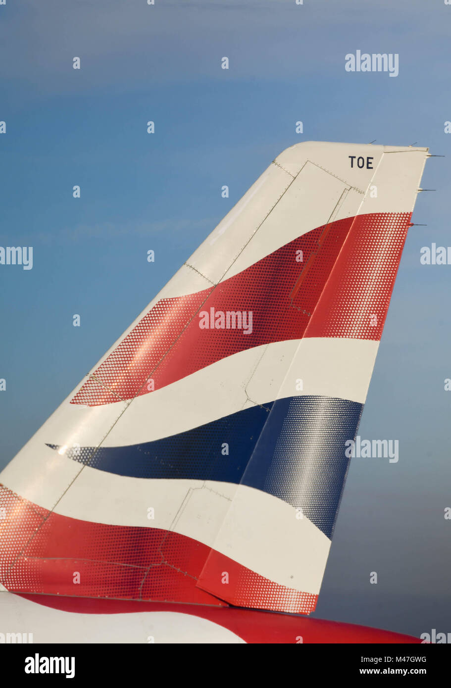 Close up della pinna di coda di un British Airways Airbus A320 jet del passeggero Foto Stock