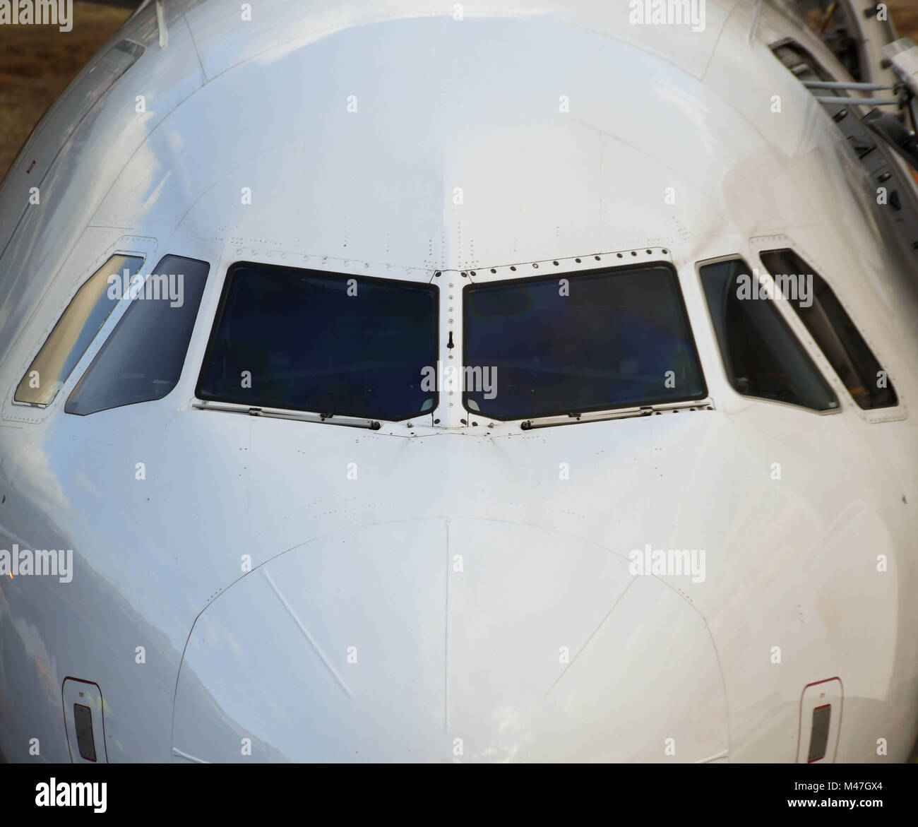 In prossimità della parte anteriore di un jet del passeggero che mostra il cockpit windows Foto Stock