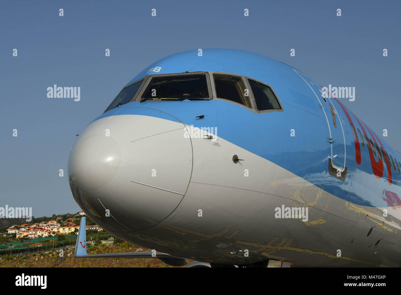 Il naso e la cabina di pilotaggio di un Boeing 757 azionato dalla TUI Travel company e la compagnia aerea Foto Stock