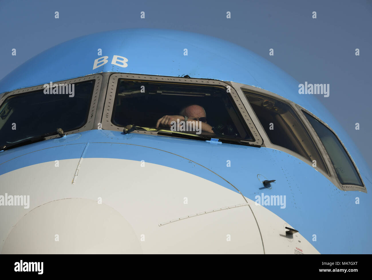 Il naso e la cabina di pilotaggio di un Boeing 757 azionato dalla TUI Travel company e la compagnia aerea Foto Stock