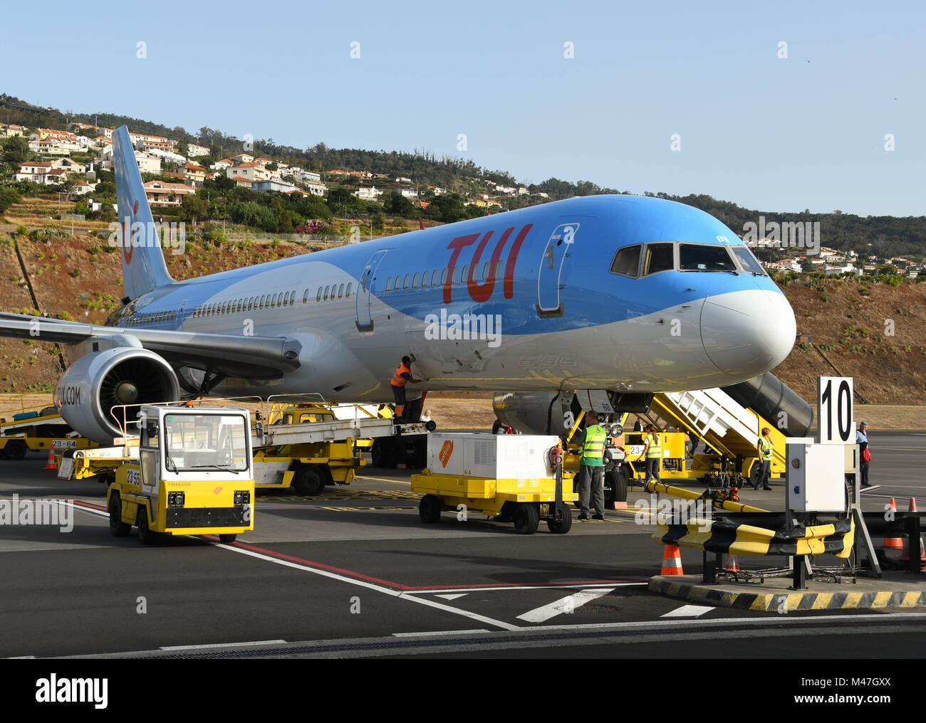 Boeing 757 azionato dalla TUI Travel company e la compagnia aerea Foto Stock