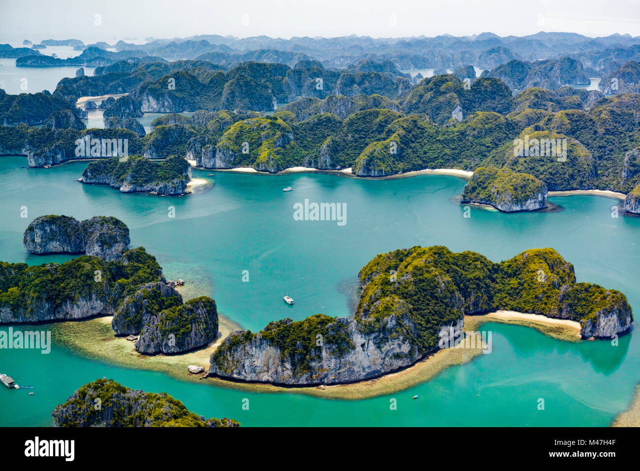 Il Vietnam è la baia di Ha Long visto dal piano dell'acqua Foto Stock