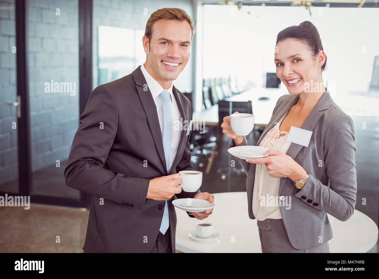 Imprenditore e imprenditrice avente tè durante breaktime Foto Stock