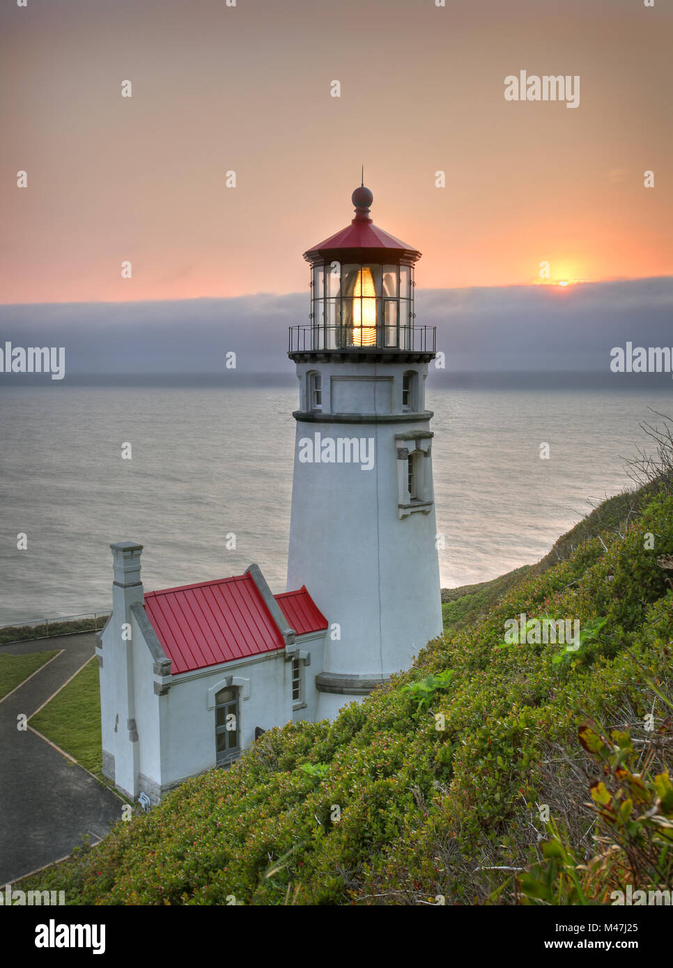 Il faro Heceta su Oregon del litorale del Pacifico. Costruito nel 1894 è 56 piedi di altezza con un fascio di luce che può essere visto per 21 miglia. Foto Stock
