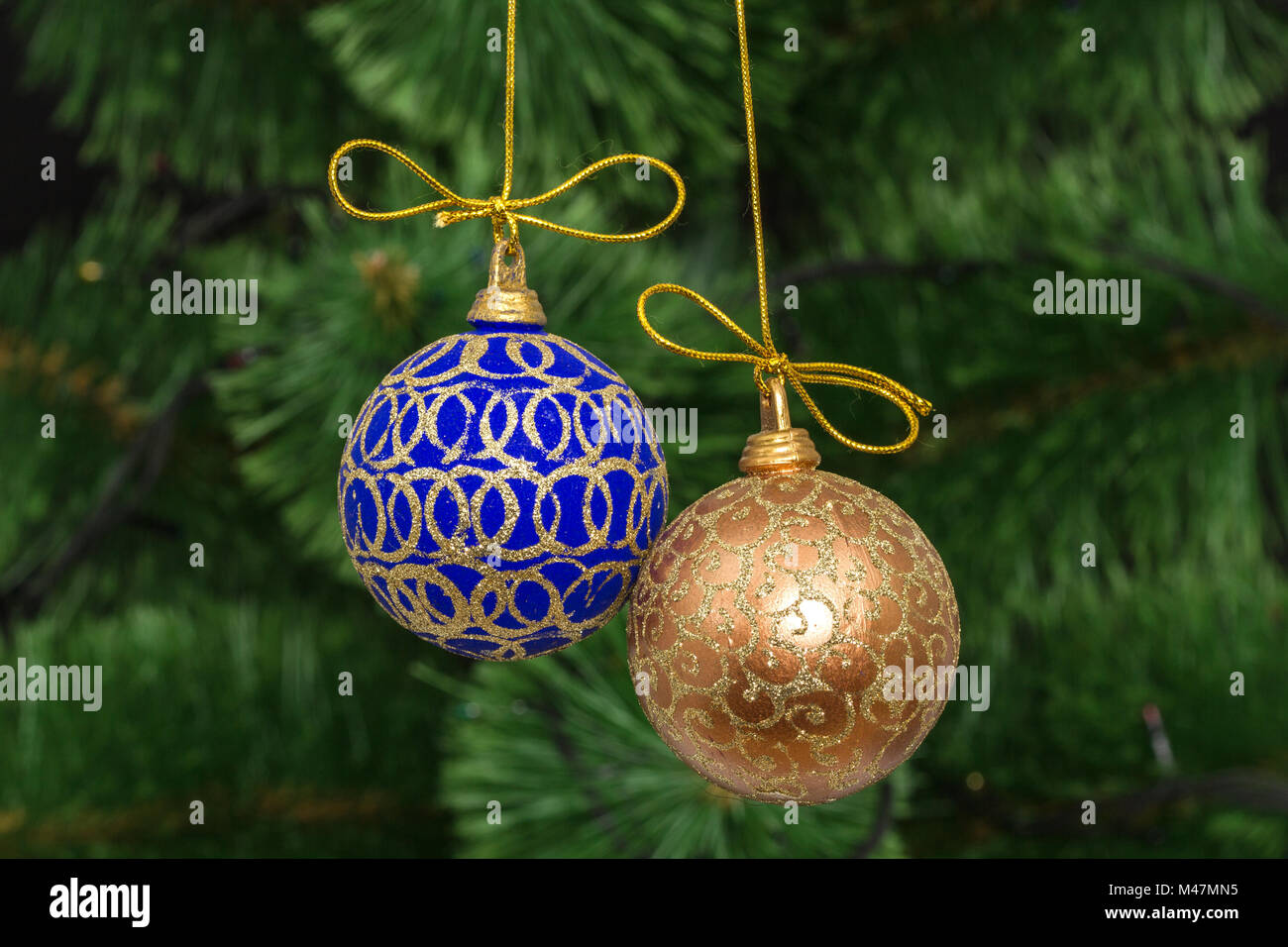 Bellissime Foto Di Natale.Bellissime Palle Di Natale Su Sfondo Verde Abete Foto Stock Alamy