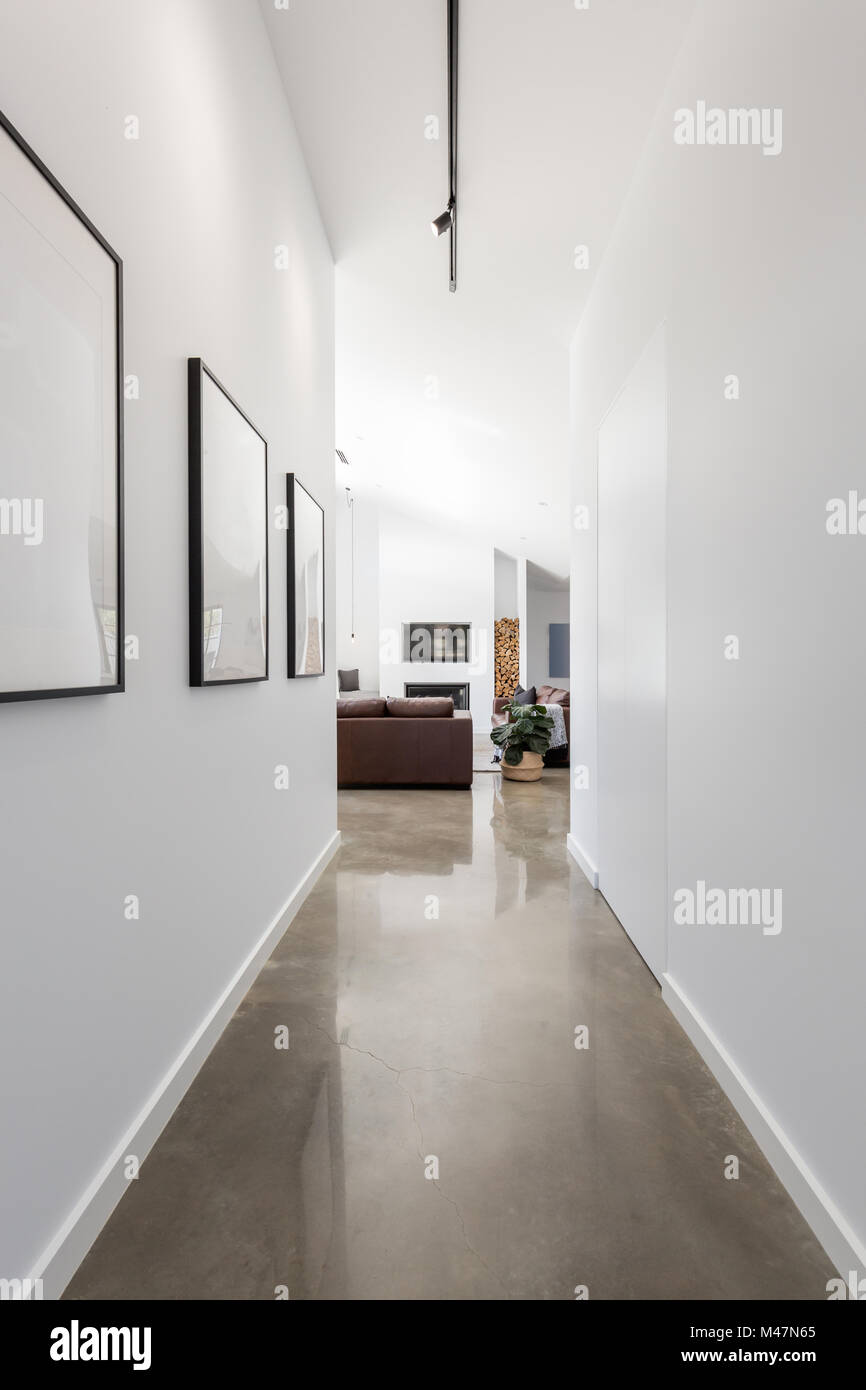 Bianco brillante nuovo contemporanea home hall di entrata a soggiorno Foto Stock