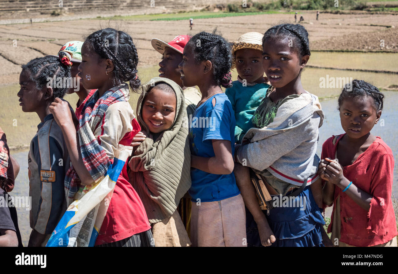 Le ragazze in coda per il cibo, Madagascar meridionale Foto Stock