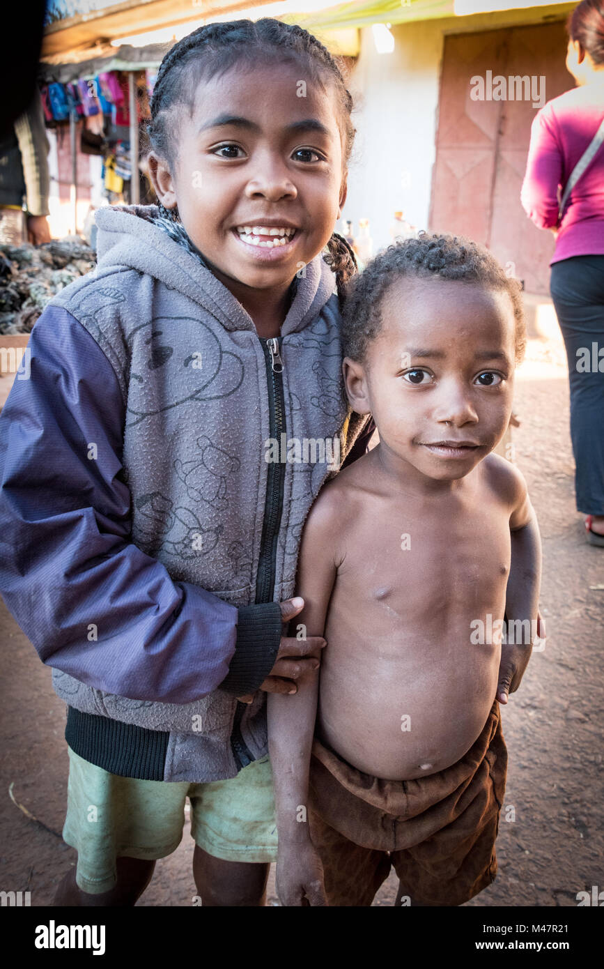 Ragazzo e una ragazza con disteso di pancia, Ambalavao, Madagascar Foto Stock