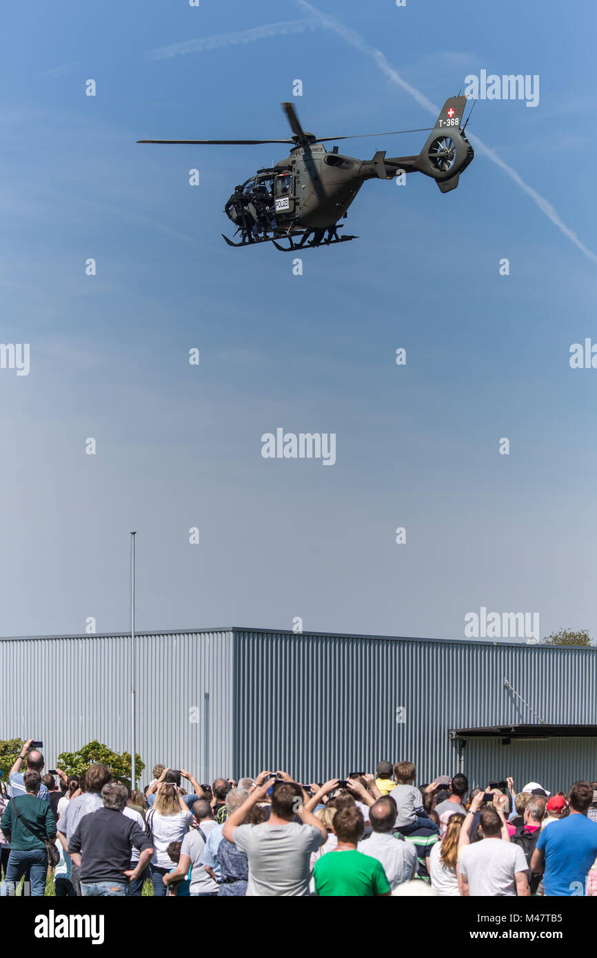 Elicottero EC 635 mit Sondergruppe Luchs von der Luzerner Polizei Foto Stock