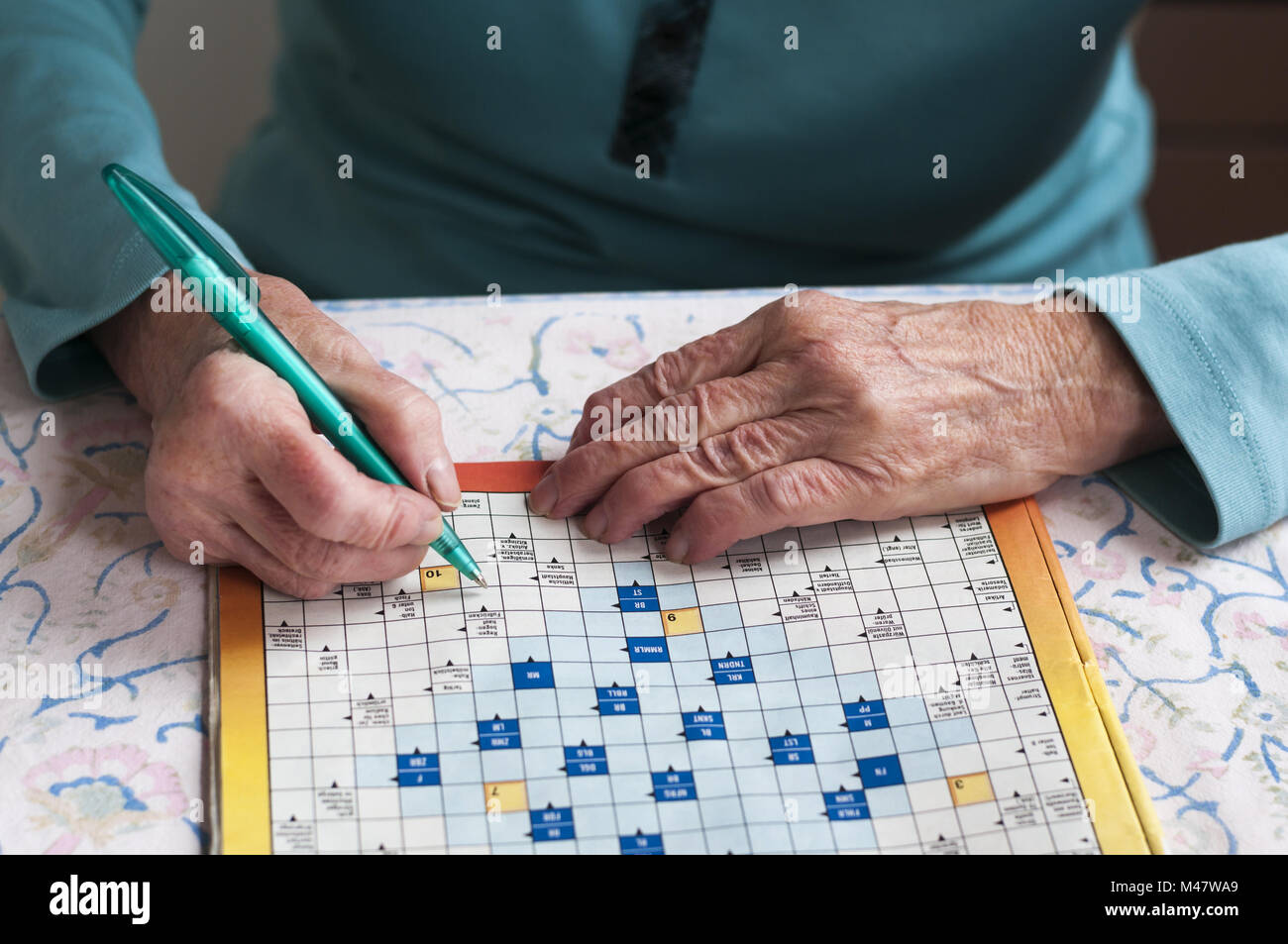 Le donne anziane risolvere le parole crociate Foto Stock