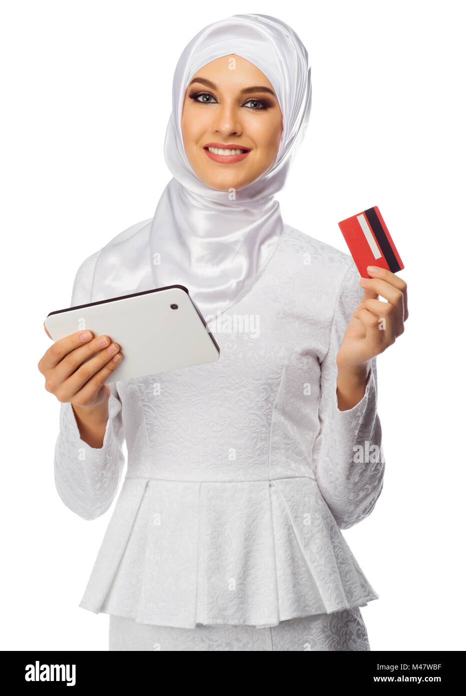 Donna musulmana con tablet PC e scheda isolato Foto Stock