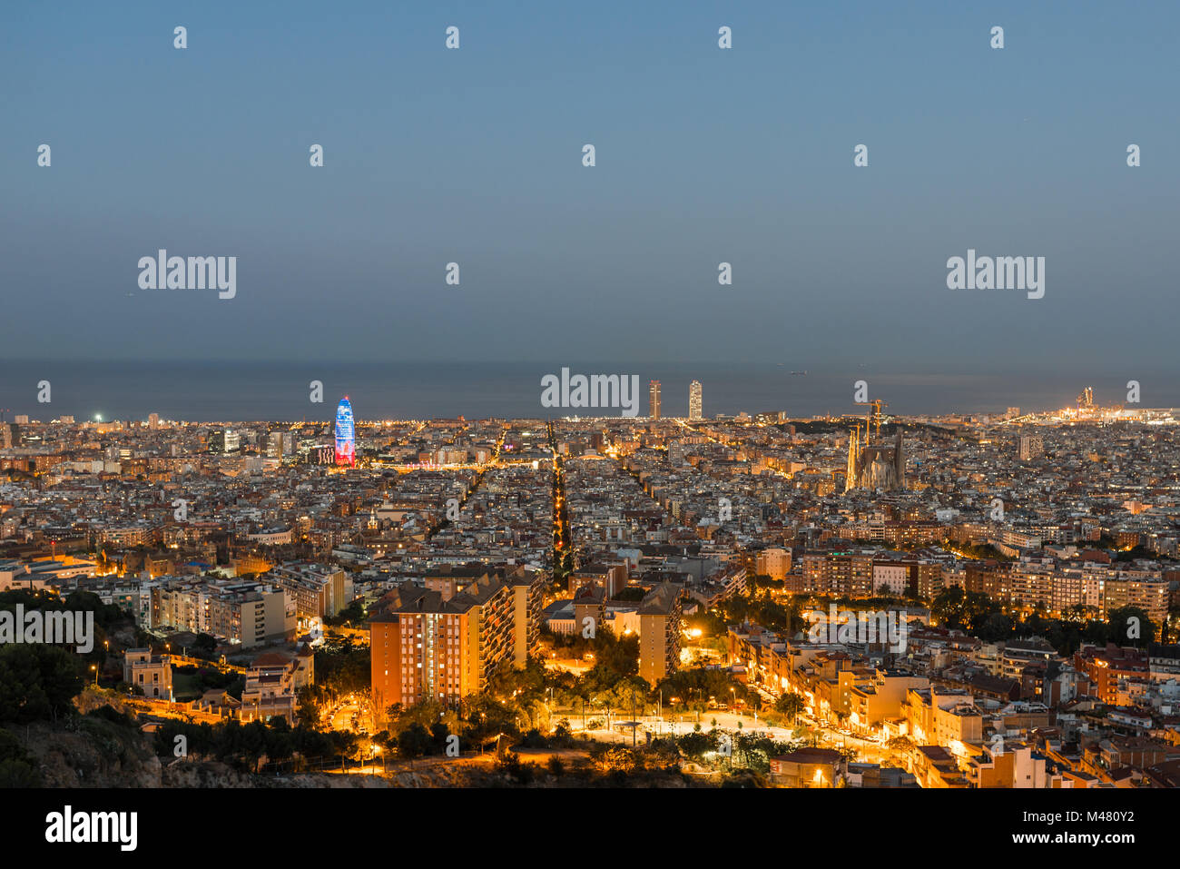 Barcellona di notte visto dal Parc del Guinardó Foto Stock