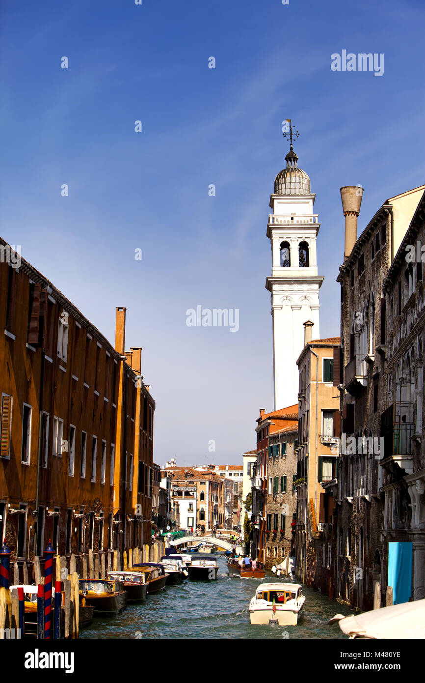 Gli antichi edifici sulla costa del canale stretto. Venezia Foto Stock