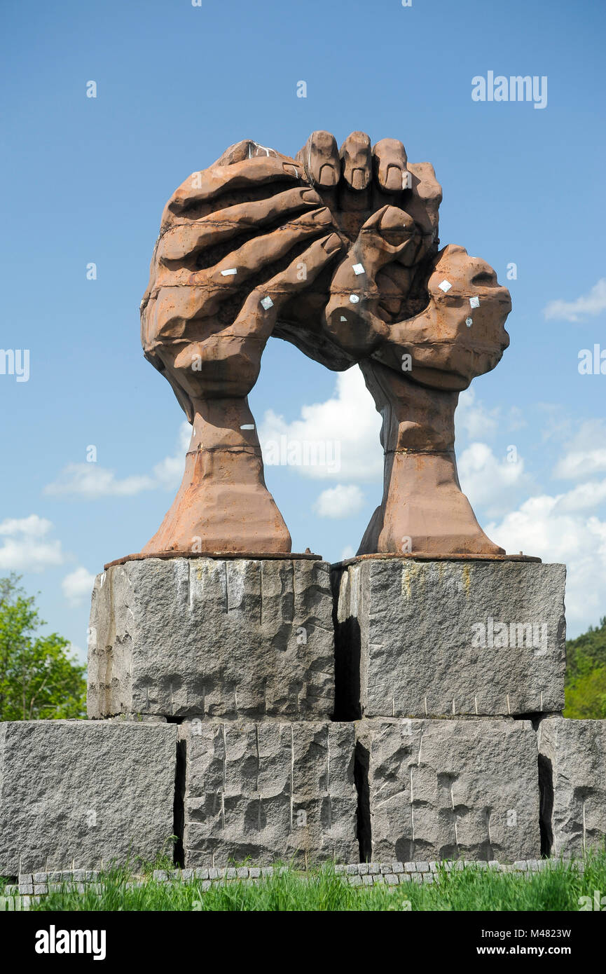 Memorial Sculpture Die Wolbung der Hande (la curvatura delle mani) da 1995 da Jose Castell sulla West lato tedesco della ex DDR (Grenzubergangss Foto Stock