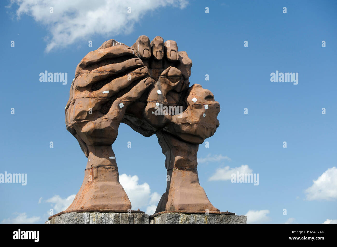 Memorial Sculpture Die Wolbung der Hande (la curvatura delle mani) da 1995 da Jose Castell sulla West lato tedesco della ex DDR (Grenzubergangss Foto Stock