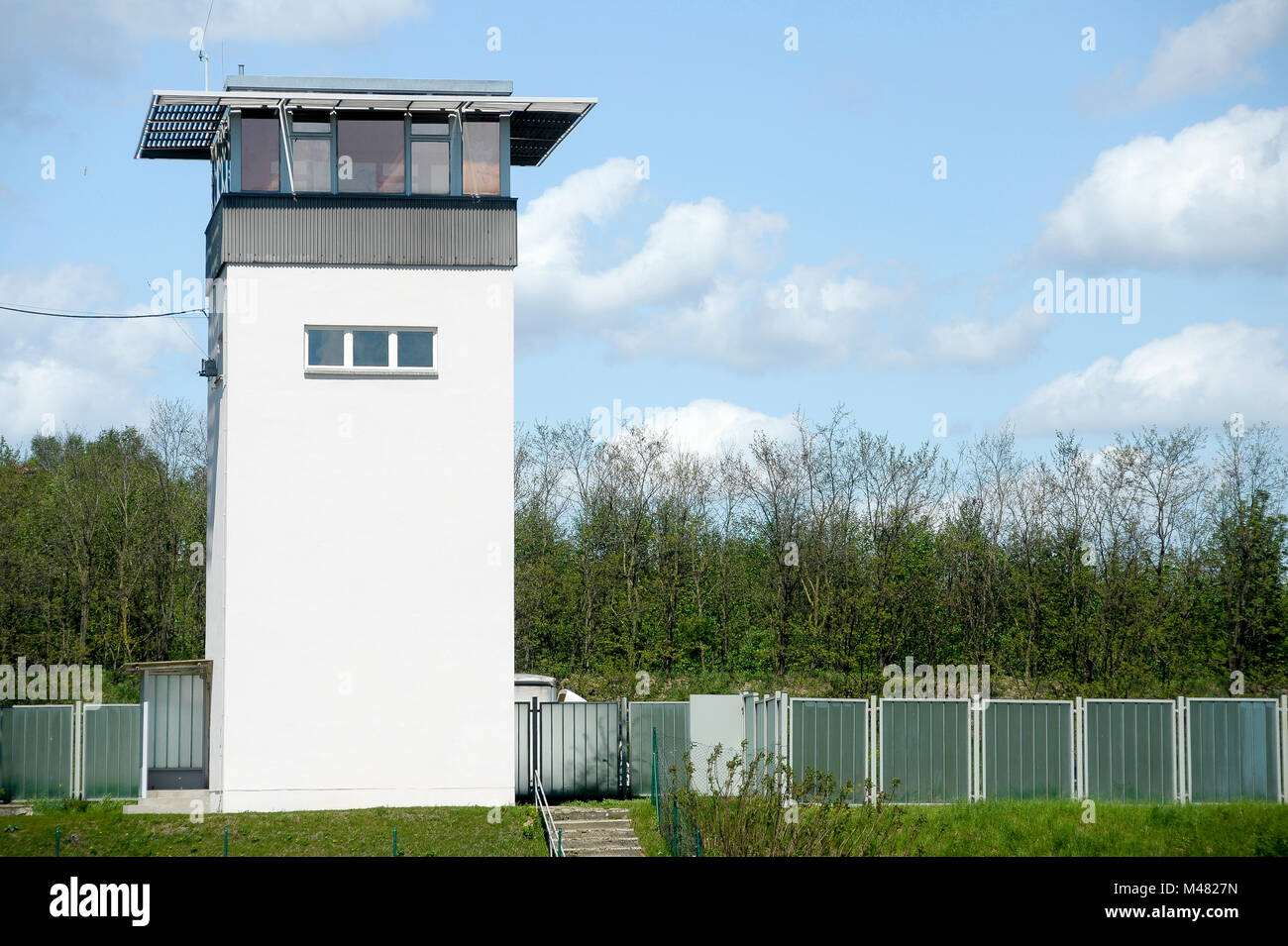 Torre di Comando sulla ex punto di controllo di Grenzubergangsstelle Marienborn folata sul lato tedesco-orientale della ex DDR e West tedesco (Grenzubergang Hel Foto Stock