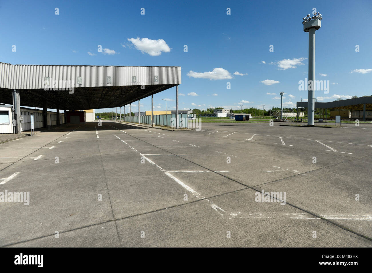 Ex punto di controllo e il controllo dei passaporti cabine di Grenzubergangsstelle Marienborn folata sul lato tedesco-orientale della ex DDR e West tedesco (Grenzu Foto Stock