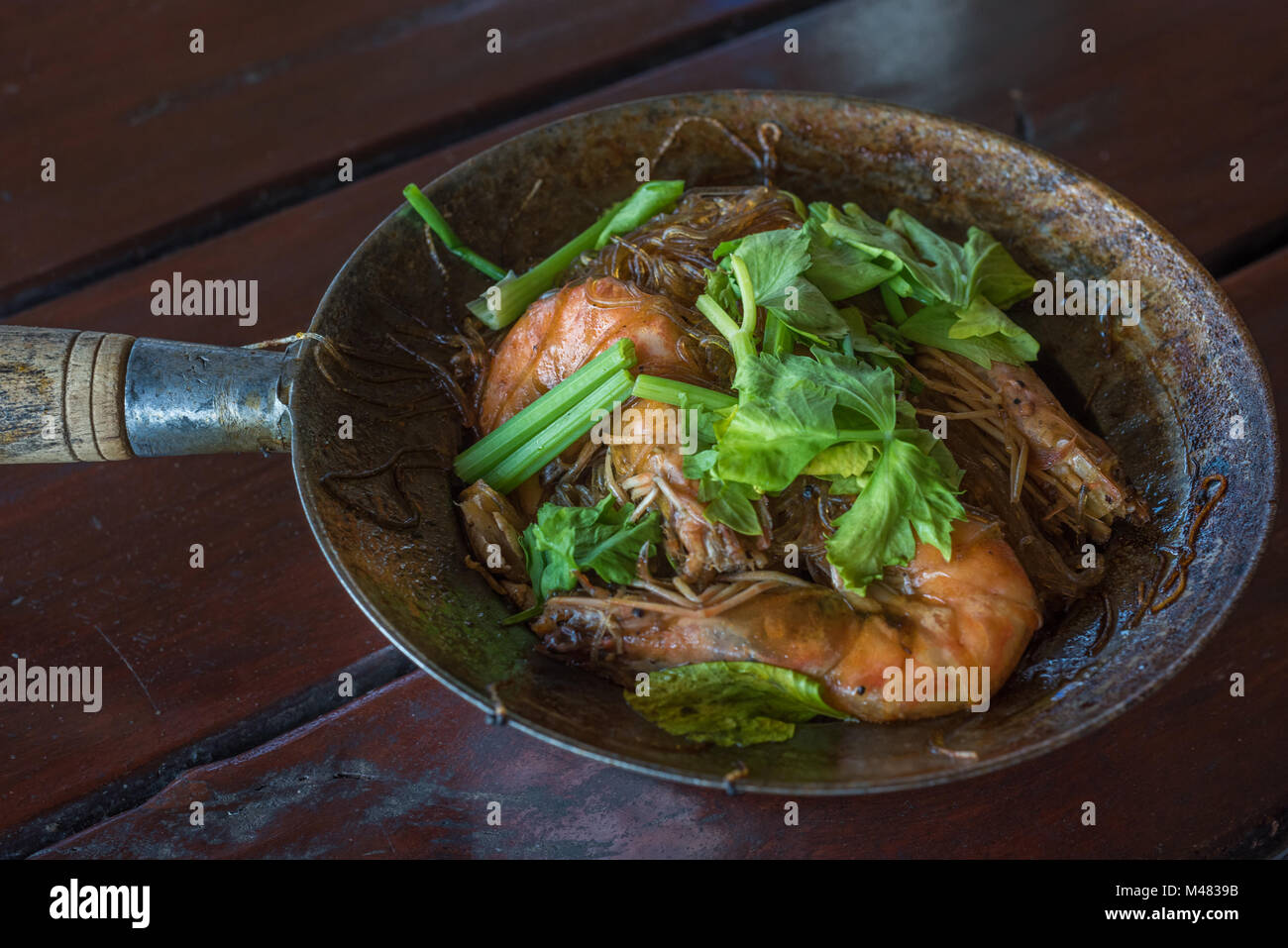 Gamberi cotti al forno con vetro tagliatelle, autentica cucina tailandese Foto Stock