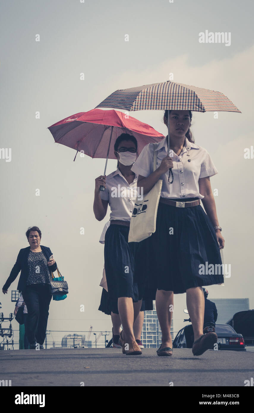 Due ragazze con ombrelloni - Ritratto di strada, Bangkok in Thailandia Foto Stock