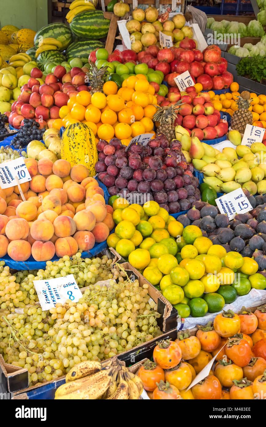 Grande varietà di frutti per la vendita su un mercato Foto Stock