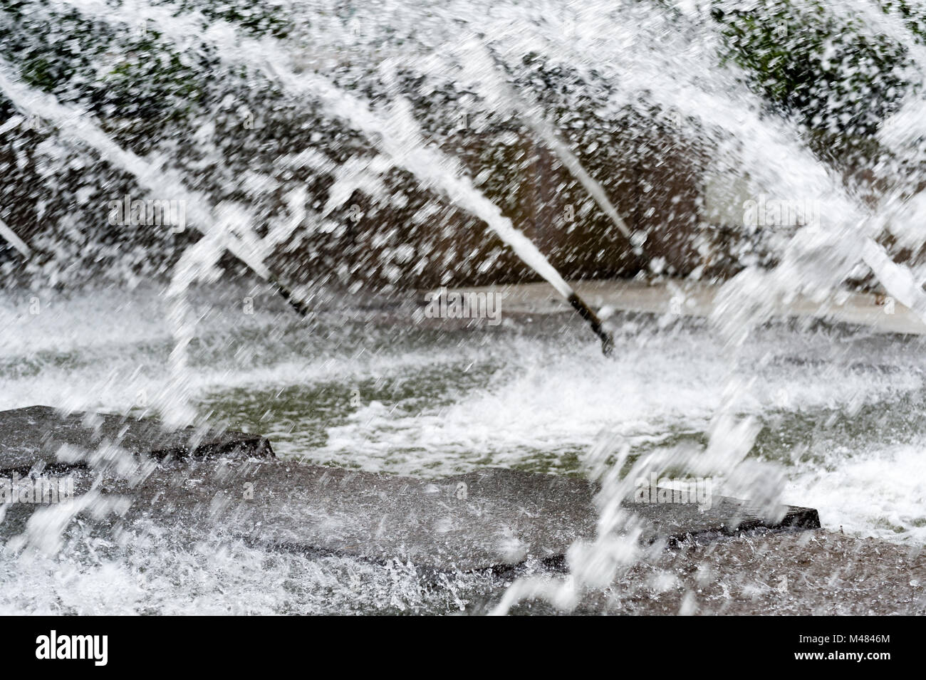 Trombe Fontana nel parco parco Planten un Blomen in Hmaburg durante il giorno con acqua sfocata. Foto Stock