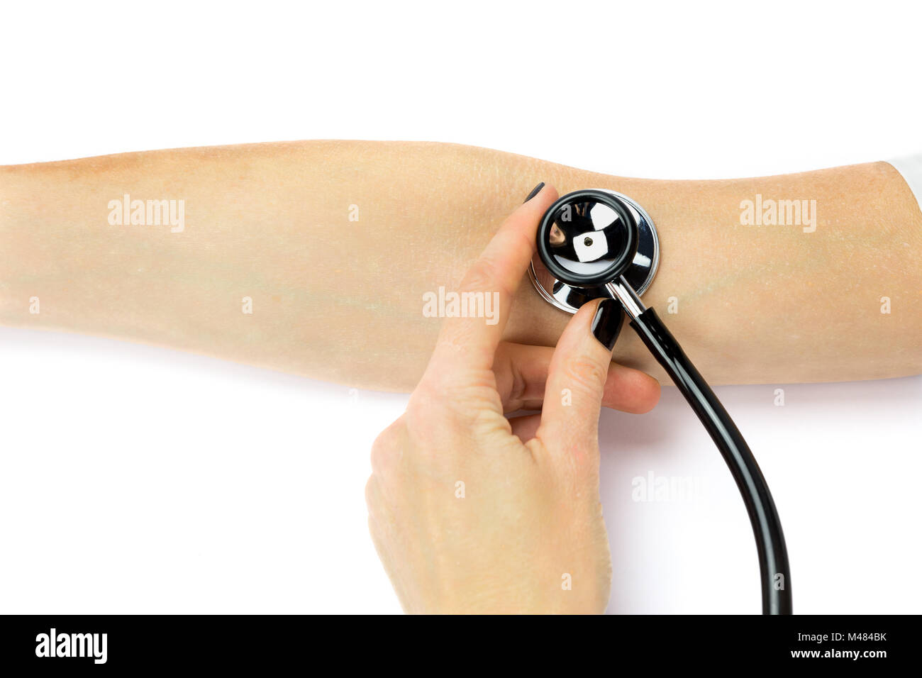 Femmina tenuta a mano uno stetoscopio sul braccio del paziente Foto Stock