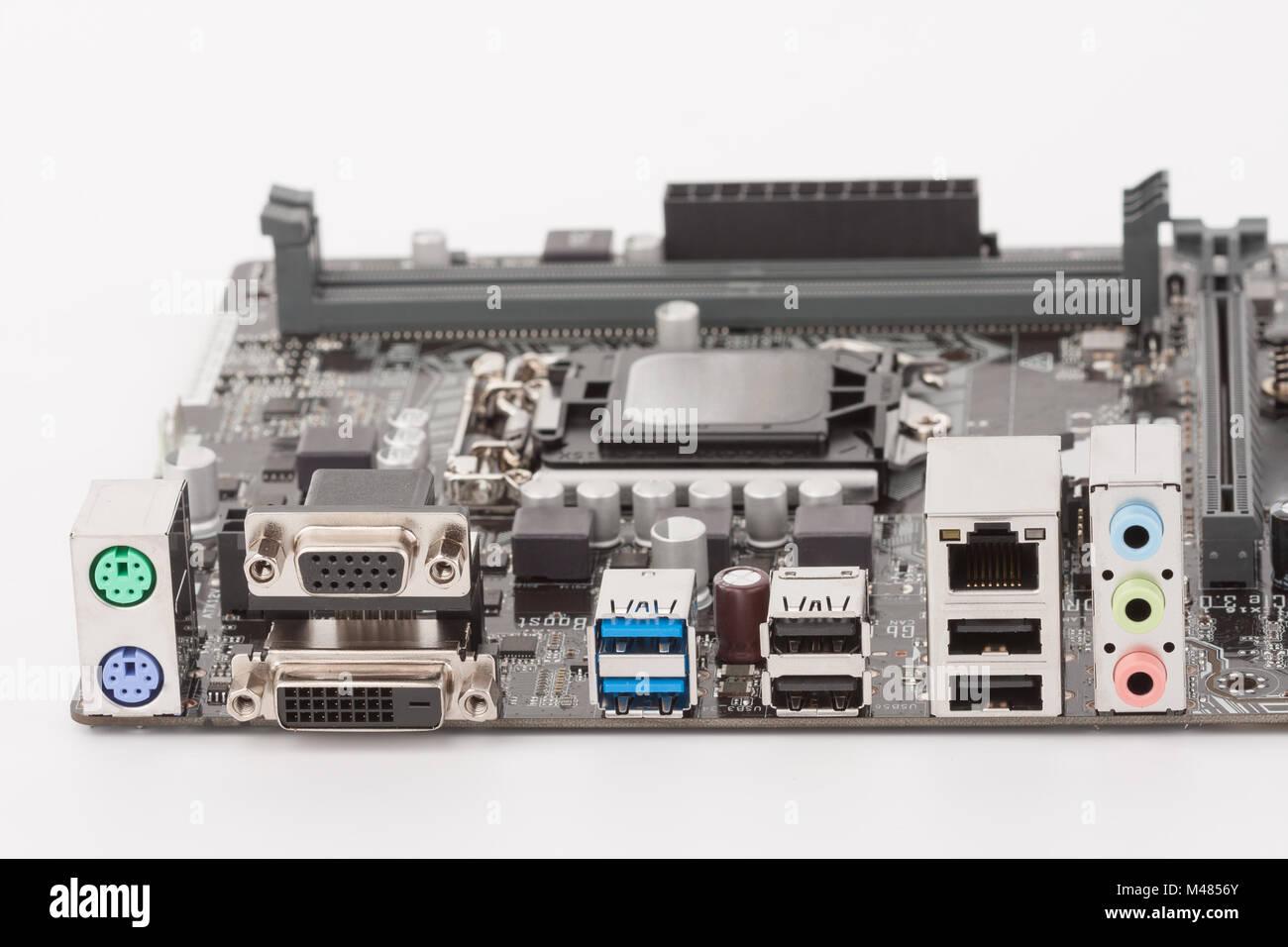 Porti di nuovo e moderno, scheda madre del computer, isolato su sfondo bianco. Foto Stock