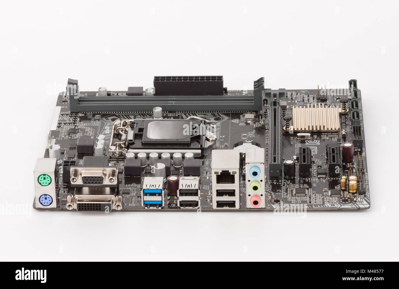 Porti di nuovo e moderno, scheda madre del computer, isolato su sfondo bianco. Foto Stock